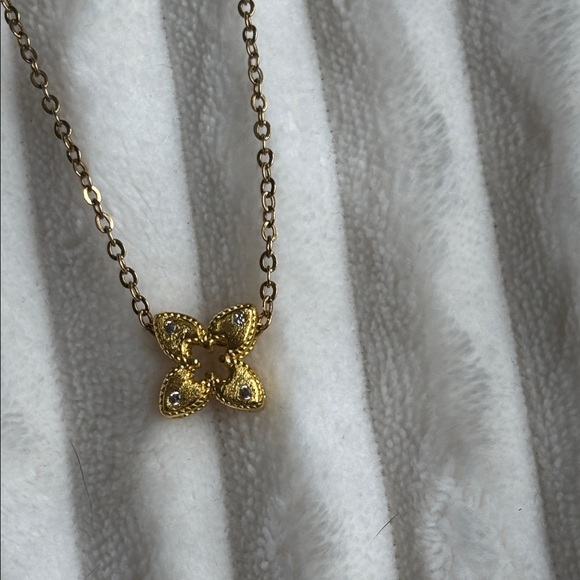 Jewelry - Gold Floral Clover Pendant Necklace - Women Jewelry